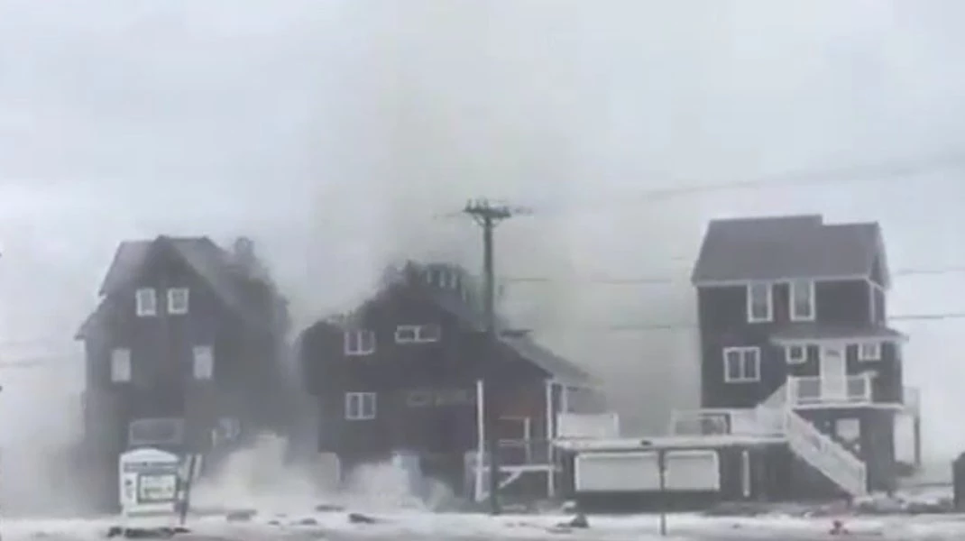 Βίντεο που κόβει την ανάσα! Κύματα περνούν πάνω από σπίτια στην Μασαχουσέτη